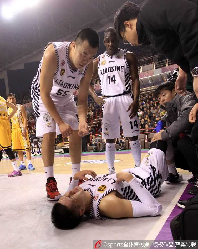 贺天举在一次突破中失去重心摔倒在地，他双手紧紧捂住左膝，面部表情因剧烈的疼痛而扭曲，豆大的汗珠清晰可见。