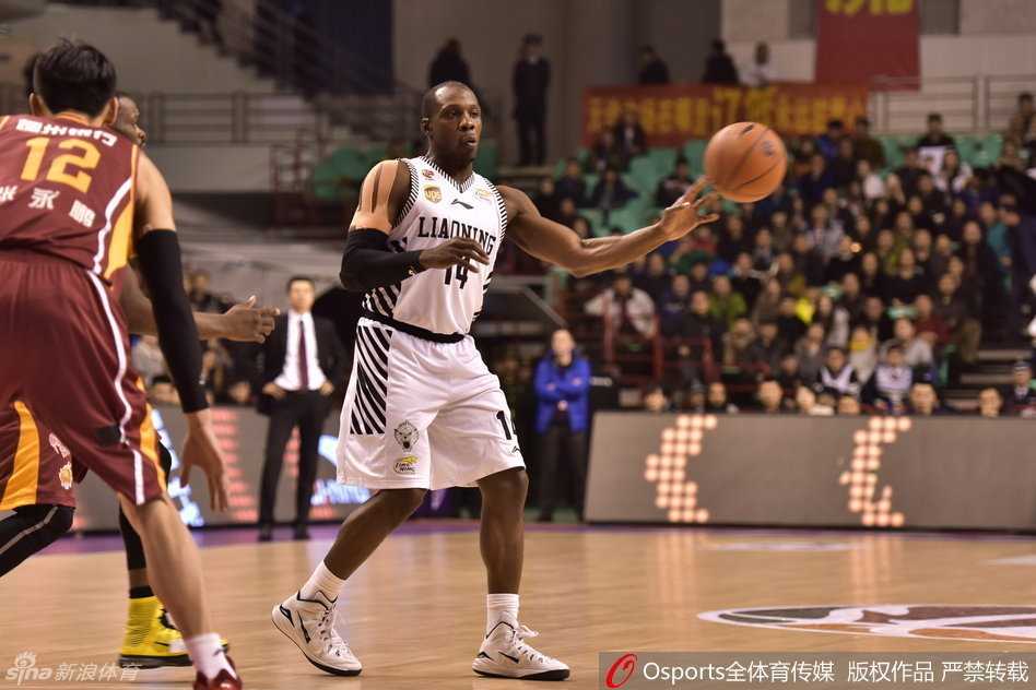 贺天举与兰多夫双鬼拍门，兰多夫持球强硬突进，贺天举侧翼接应，篮下风云为之色变
