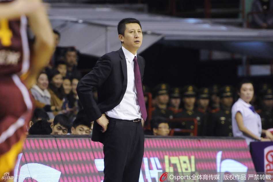 盖恩斯力劈华山完成暴力扣篮，但辽宁防线依旧坚韧，眼神中燃烧着下次必将封盖的火焰