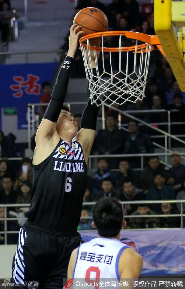 哈德森在严防下高高跃起，身体几乎与地面平行，他使出招牌的极限后仰跳投，篮球在空中划出一道彩虹般的弧线