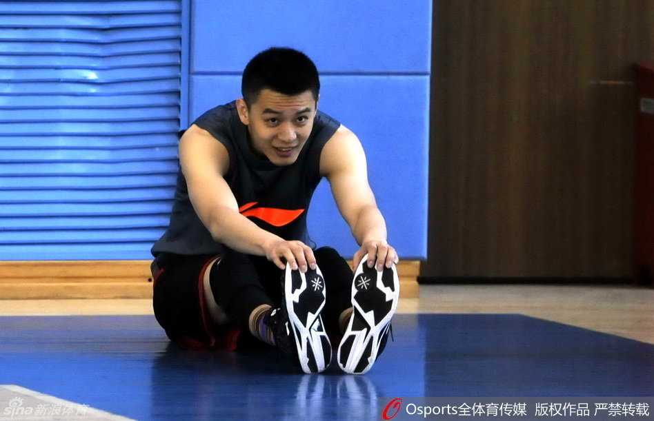 射手丛明晨在投篮训练中出手三分，在此之前他刚刚因迟到而加练了折返跑，汗水还未干透，眼神却依然坚定。