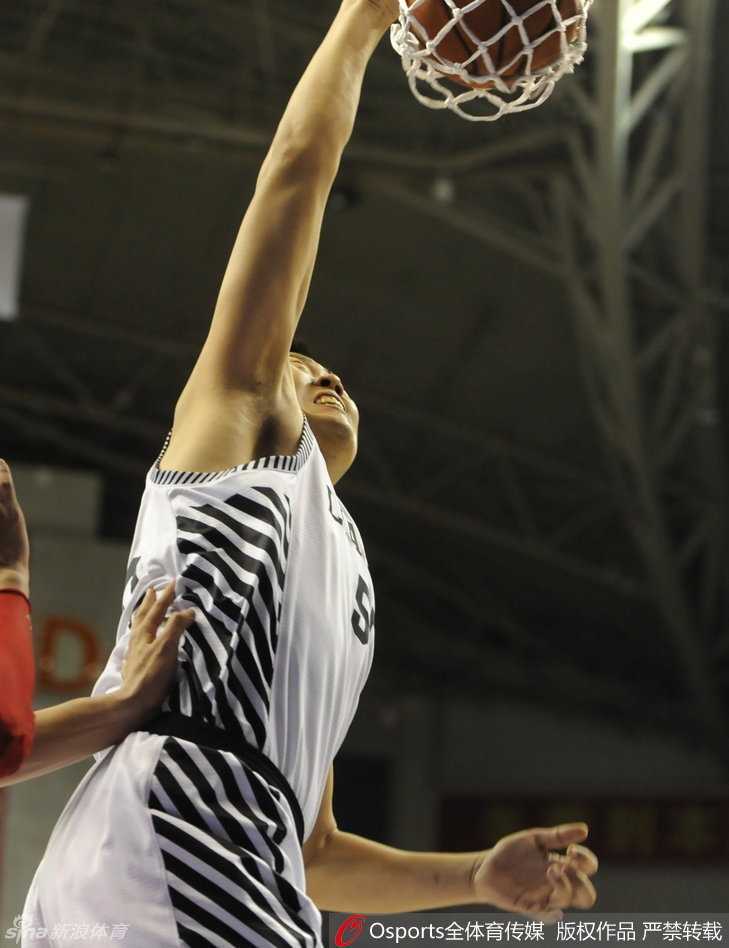 巨无霸韩德君内线要位成功，接球后无视防守，直接原地起跳单手劈扣，展现了绝对的篮下统治力。
