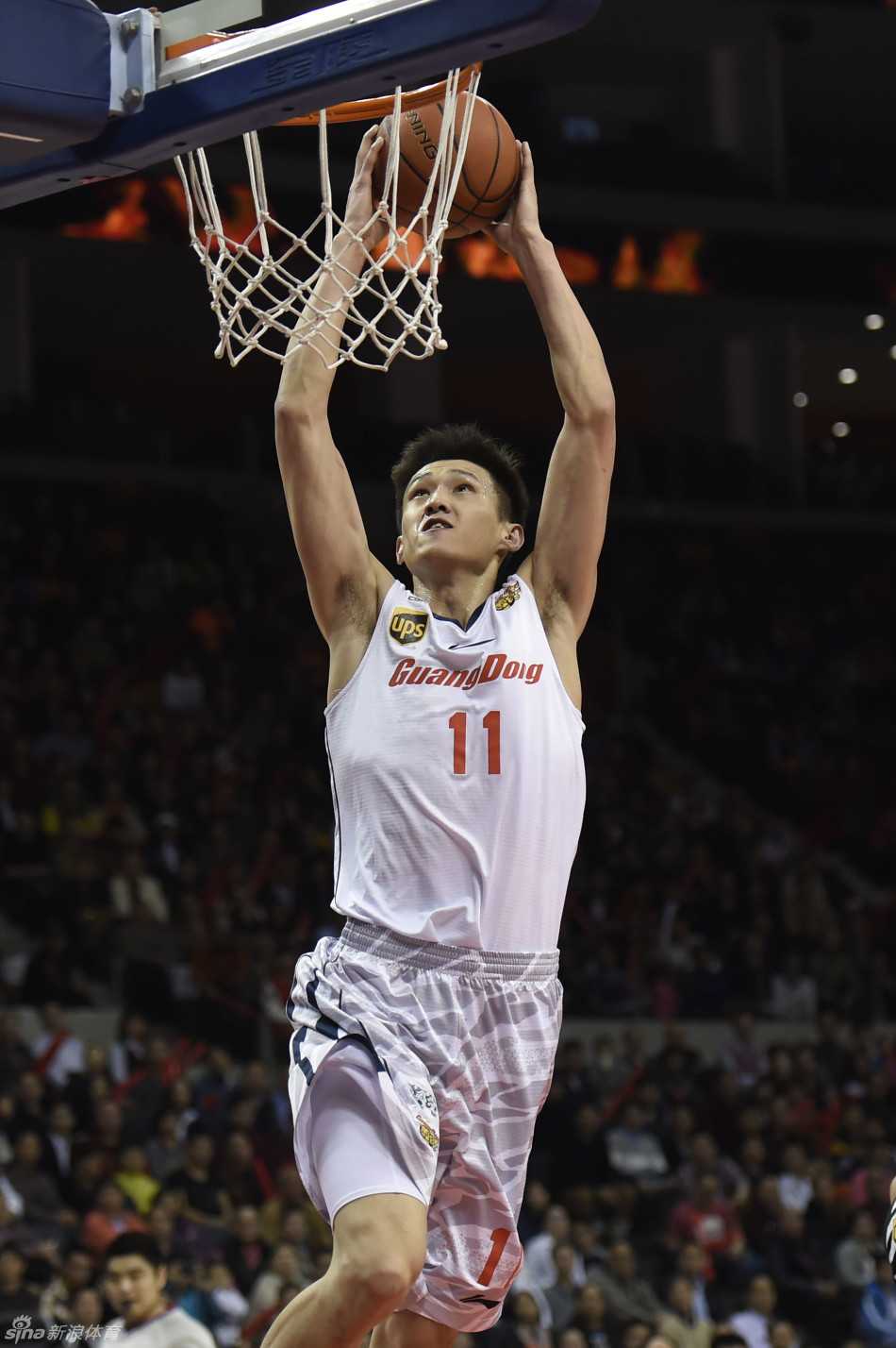 辽粤圣诞大战风云再起:阿联独撑内线,哈德森率队客场大胜 篮下对决瞬间,广东外援拜纳姆死死抱住辽宁内线,拼尽全力阻止对手强攻,战况激烈。