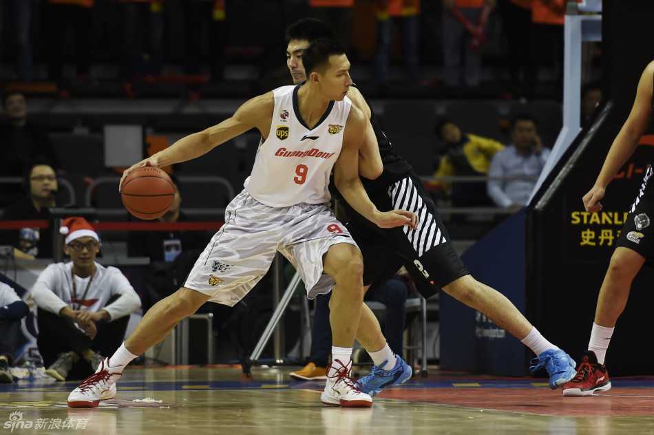 辽粤圣诞大战风云再起:阿联独撑内线,哈德森率队客场大胜 辽宁外援哈德森面对广东防线直突内线,他如尖刀般撕开防守,展现全能身手。