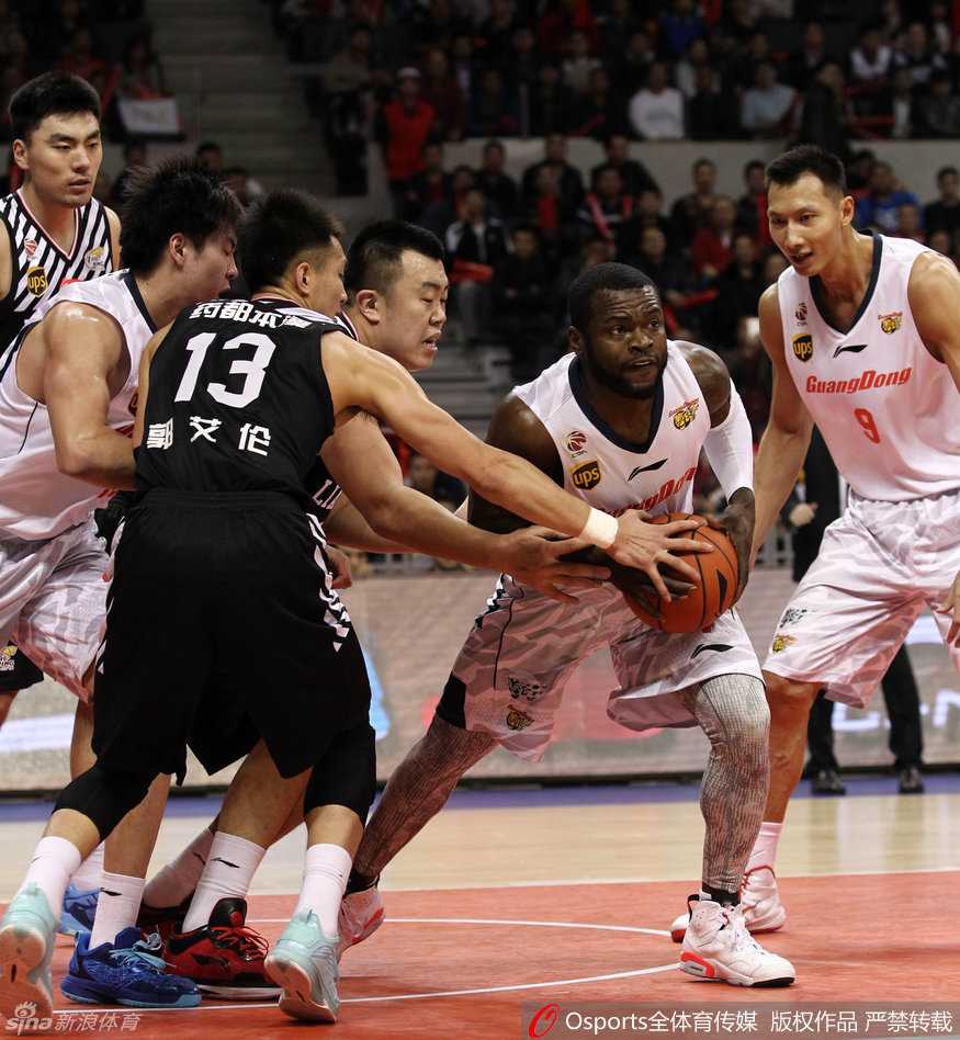 辽粤圣诞大战风云再起:阿联独撑内线,哈德森率队客场大胜 郭艾伦左手上篮瞬间,他犹如利刃出鞘,以一记漂亮的拉杆动作躲避防守,将球打进。