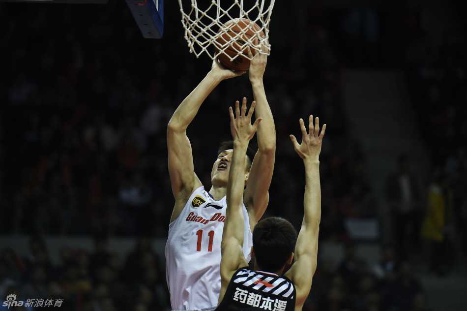 辽粤圣诞大战风云再起:阿联独撑内线,哈德森率队客场大胜 广东核心易建联遭韩德君迎面封盖,两人内线激烈对抗,展现了顶级中锋的对决。