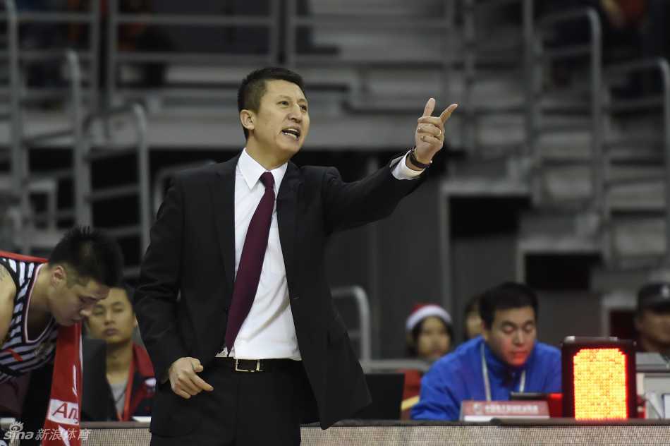 辽粤圣诞大战风云再起:阿联独撑内线,哈德森率队客场大胜 杨鸣与贺天举在场边兴奋击掌,庆祝球队打出了精彩的团队配合,辽宁替补席一片欢腾。