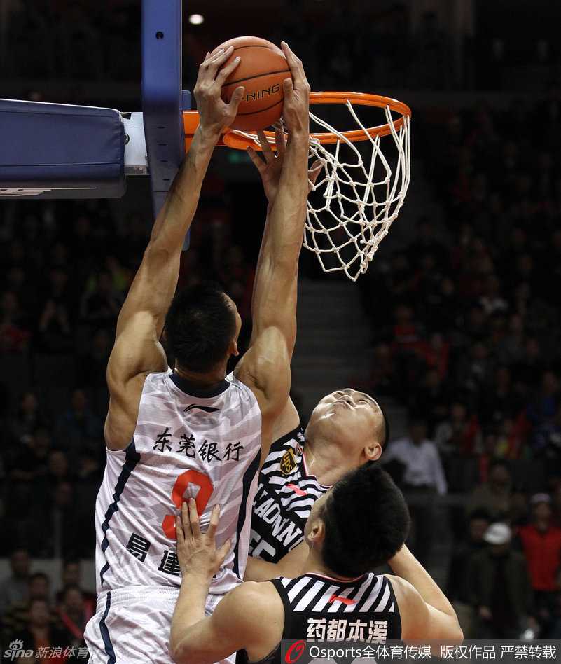 辽粤圣诞大战风云再起:阿联独撑内线,哈德森率队客场大胜 周鹏跃起打板,在辽宁队员的防守下依然柔和出手,展现了国家队队长的风采。