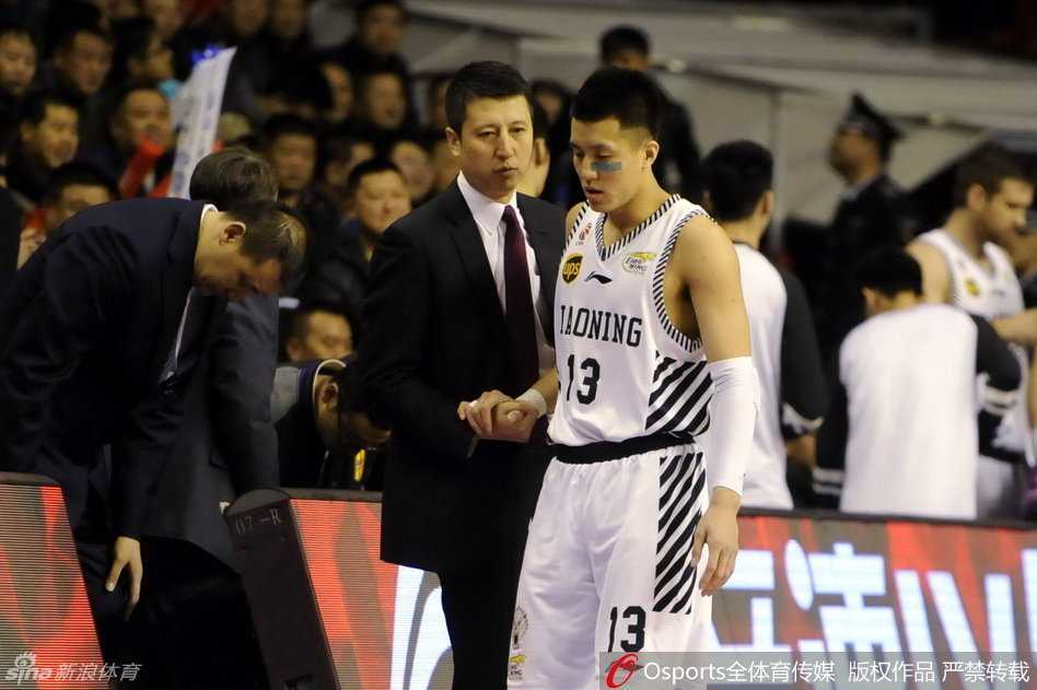 韩德君手臂受伤，表情痛苦地在工作人员搀扶下离场，巨大的身躯此刻显得有些落寞，但他的眼神中依然透露着重返赛场的坚毅。