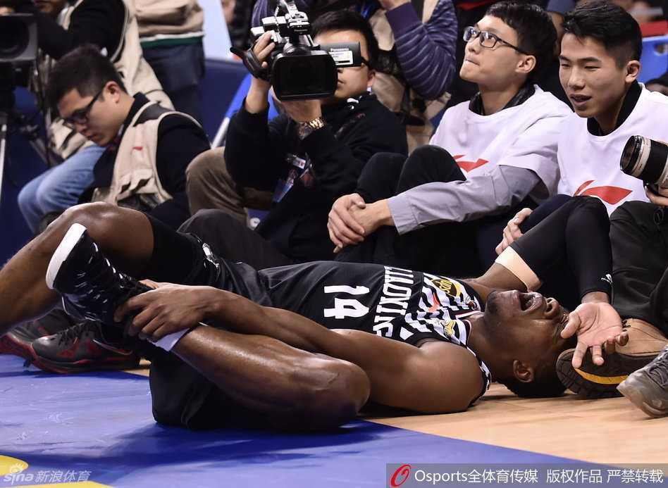 冷面杀手，周鹏抢断后快速持球反击，他眼神如炬，如同蛰伏的猎豹等待给对手致命一击。