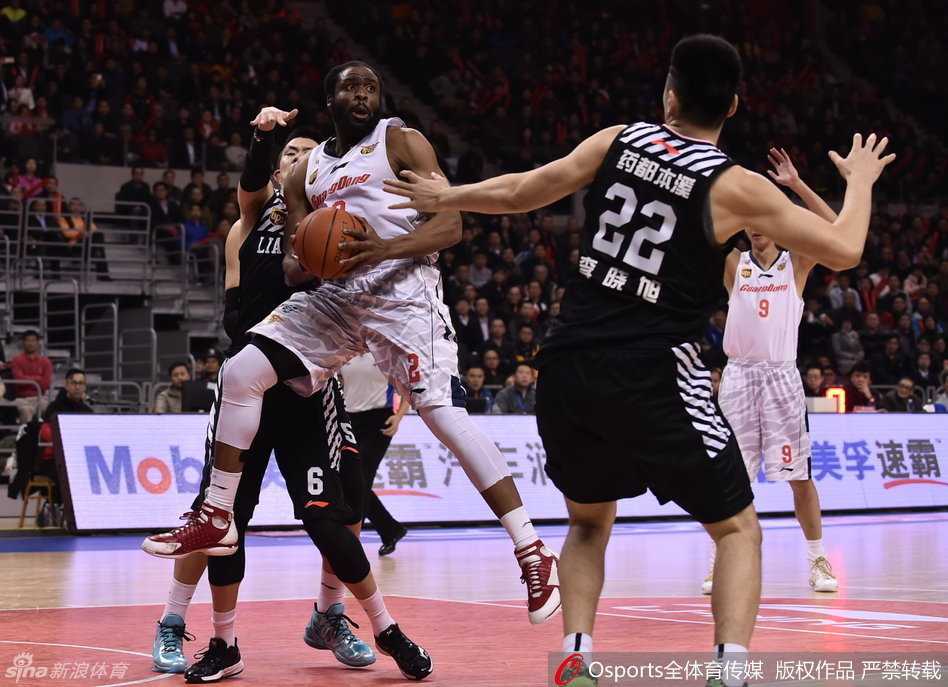 内线铁壁，迪奥古用强壮的身躯卡住位置，奋力保护下这记至关重要的后场篮板，眼神中满是坚定。