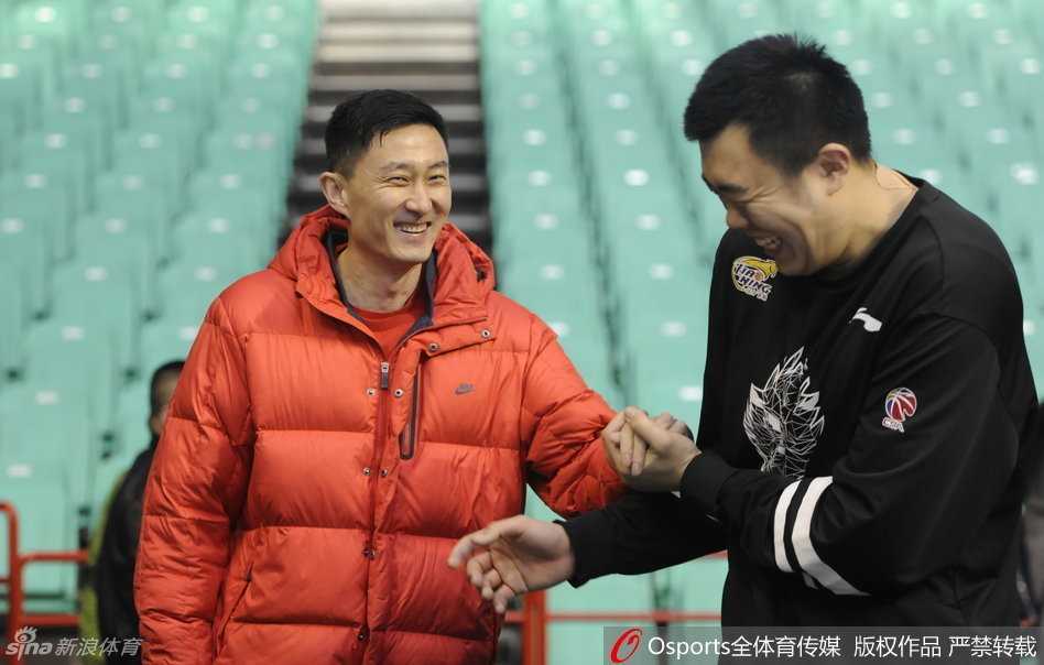 广东队主帅杜锋与辽宁队中锋韩德君在赛场一角相逢一笑，两人神情轻松，仿佛早已将昨日鏖战的激烈抛诸脑后，只剩下英雄间的惺惺相惜。