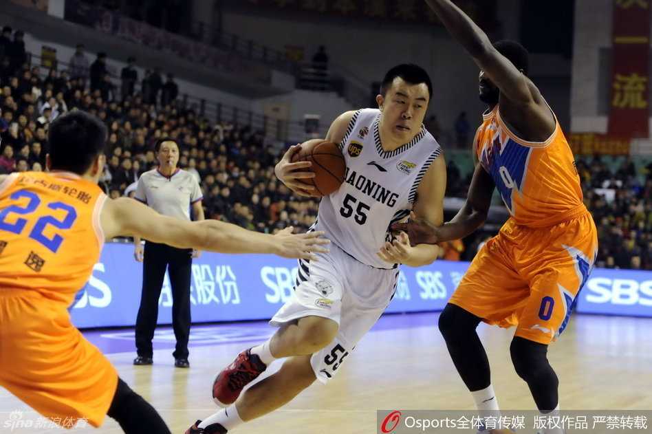 辽粤大战经典回眸:郭少无畏上篮韩德君内线称霸 韩德君内线卡位强吃防守球员双手暴扣瞬间
