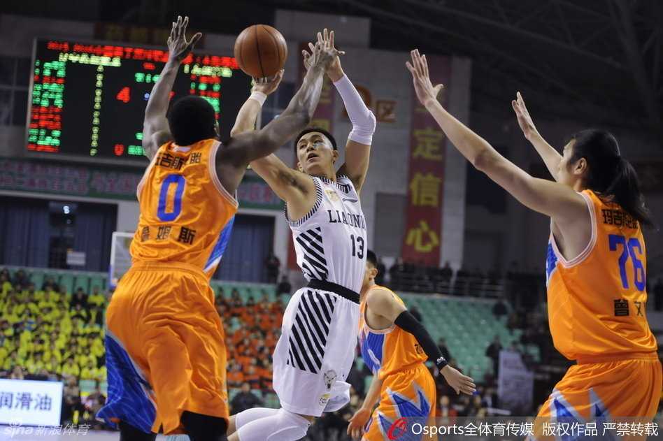 辽粤大战经典回眸:郭少无畏上篮韩德君内线称霸 郭艾伦眼神坚毅持球面对严防准备变向启动