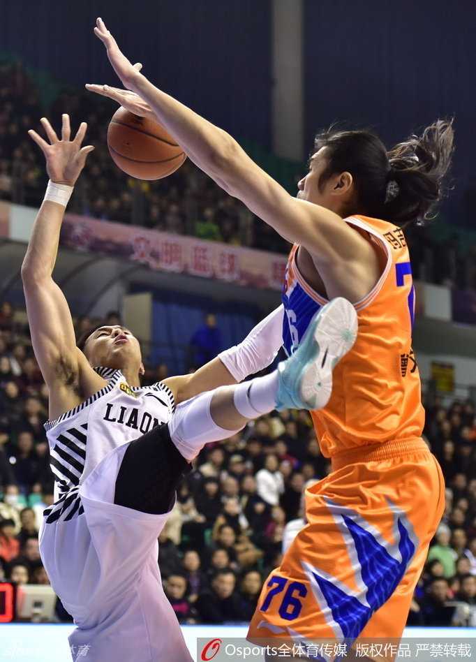 辽粤大战经典回眸:郭少无畏上篮韩德君内线称霸 兰多夫背身单打曾文鼎肌肉紧绷全力顶防