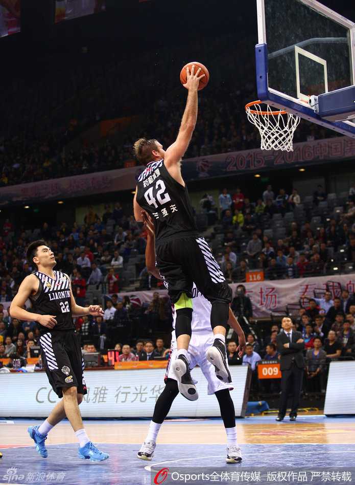辽宁队外援兰多夫在低位背身单打，他利用强壮的身体倚住防守，随后转身后仰跳投，篮球划出一道美妙的弧线飞向篮筐。
