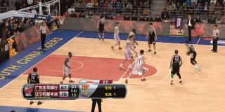 郭艾伦与哈德森在快攻中形成双线快下，两人连续传递配合，如同水银泻地般轻松撕开对手防线，最终由哈德森轻松上篮得手。