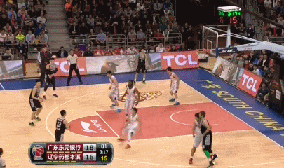 哈德森如鬼魅般摆脱防守，手腕轻抖将球送往篮下空档，郭艾伦心有灵犀瞬间启动，二人联手在对手防线中撕开一道口子，配合天衣无缝。