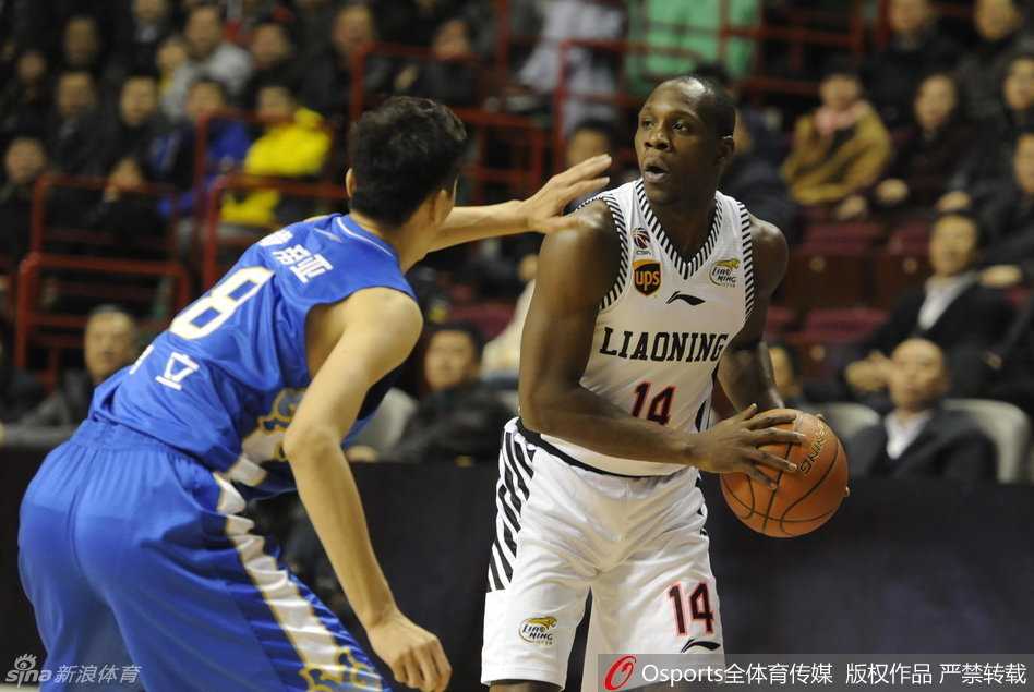 辽宁队长杨鸣运球推进，眼神坚毅，指挥着球队的进攻节奏，如同一位冷静的战场指挥官。