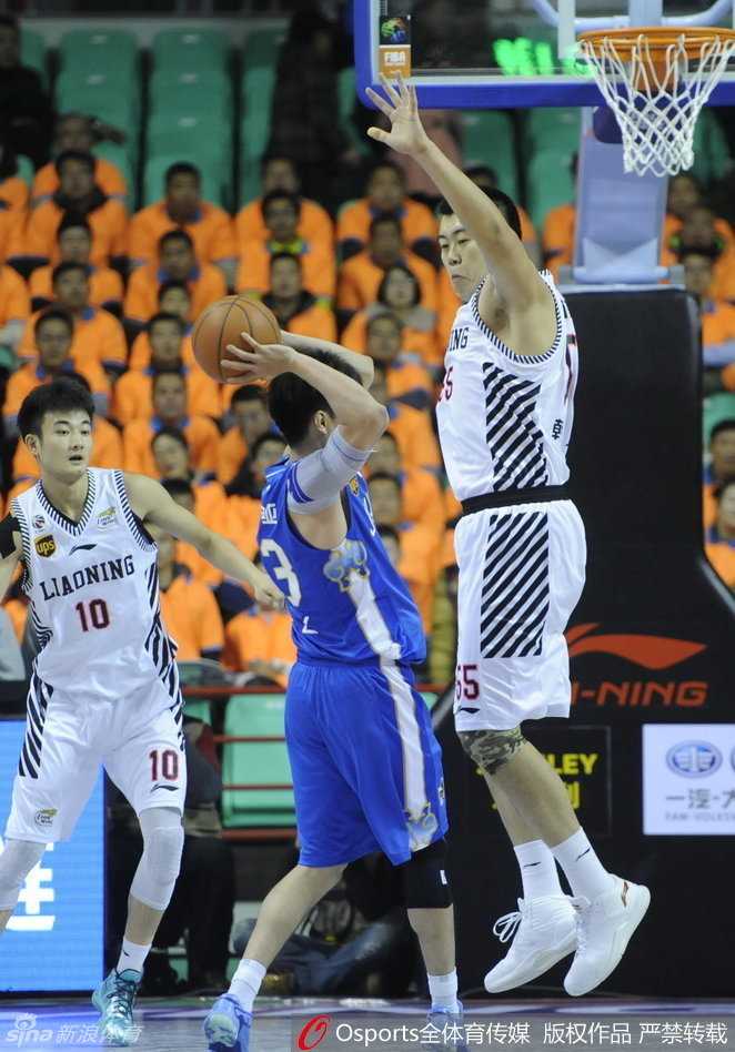 兰多夫持球面框，面对廉明的贴防，他利用灵活的脚步寻找出手空间，准备用标志性的跳投为江苏队取分。