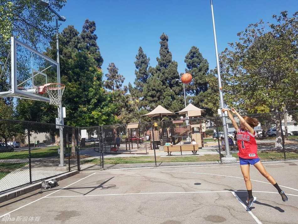 江素妍在篮球场上专注运球，汗水打湿了额前碎发，眼神中透出对胜利的渴望