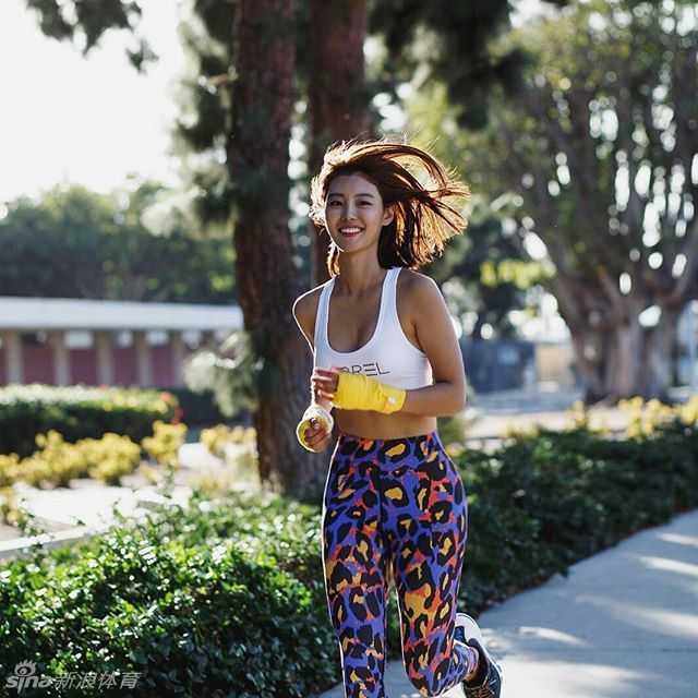 江素妍运动后拿着水瓶补充水分，脸上带着运动后的红晕，显得活力十足