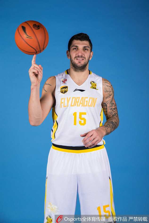 乌拉圭中锋埃斯特班·巴蒂斯塔身披北控战袍，他魁梧的身躯犹如移动长城，在禁区内展现出强大的统治力，准备捍卫球队的禁区荣耀。