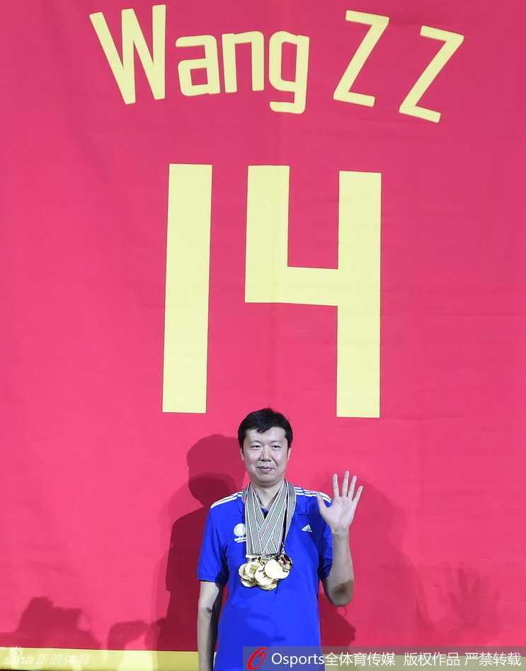王治郅深情凝望自己的14号球衣高悬于体育馆上空，这一瞬间象征着一段传奇的圆满落幕，也代表着中国篮球一个时代的永恒定格。