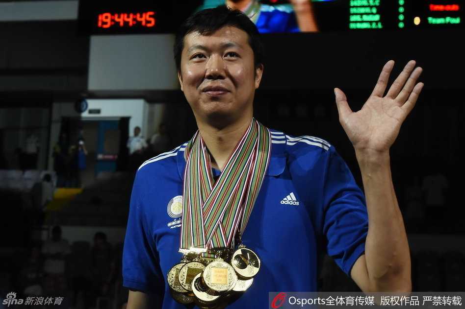 易建联代表年轻一代球员为王治郅佩戴荣誉奖牌，两人深情相拥，传递着中国篮球内线的传承与希望。