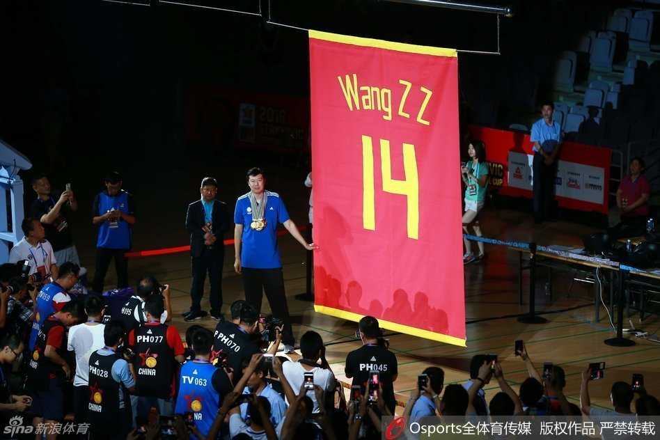 王治郅高举中国篮球突出贡献奖奖杯，向全场观众致意，这一刻的荣耀属于他二十年来对篮球的执着与热爱。