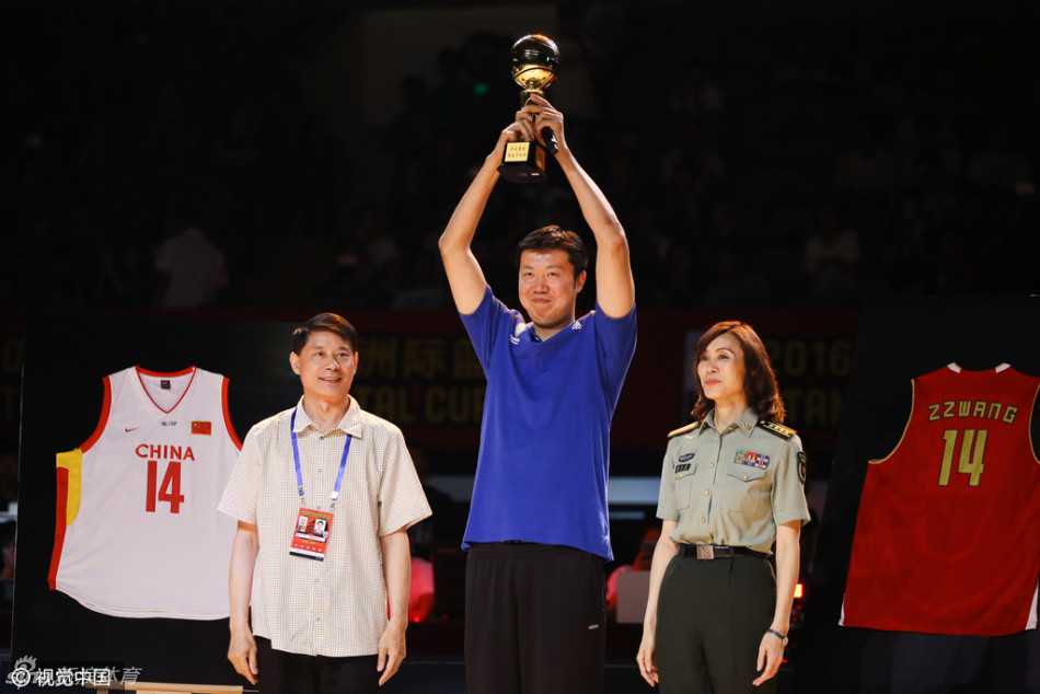 姚明、王治郅与易建联三人并肩而立，中国篮球的三个标志性人物同框，构成了一幅充满传承意义的珍贵画面。