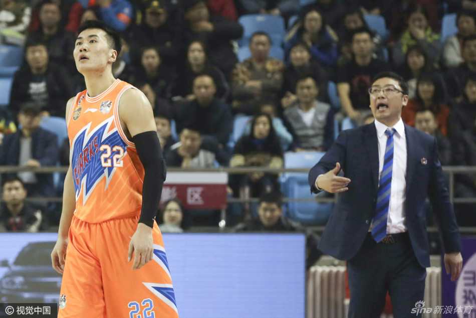 吉林外援托马斯在篮下遭遇上海队长张兆旭的遮天大帽，但他毫不畏惧，落地后立刻卡位准备拼抢前场篮板，展现了内线悍将的强硬本色。