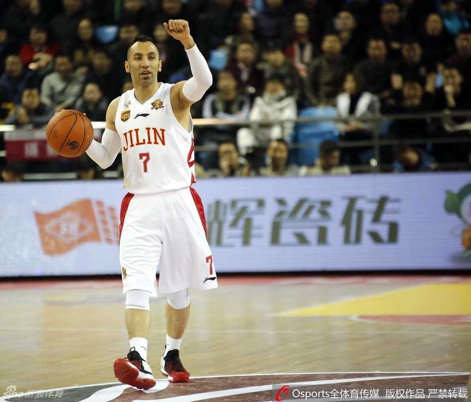 身披长款大衣的邓华德在场地中央大声咆哮，他的激情指挥成为场边最亮丽的风景线，这一刻他是东北虎主场绝对的领袖。