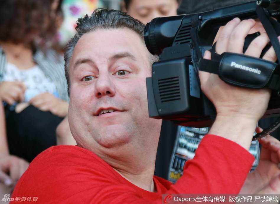 邓华德在镜头前卖萌搞怪，歪着头表情十分生动，逗乐了在场的摄影师和球迷，尽显其幽默风趣的性格。