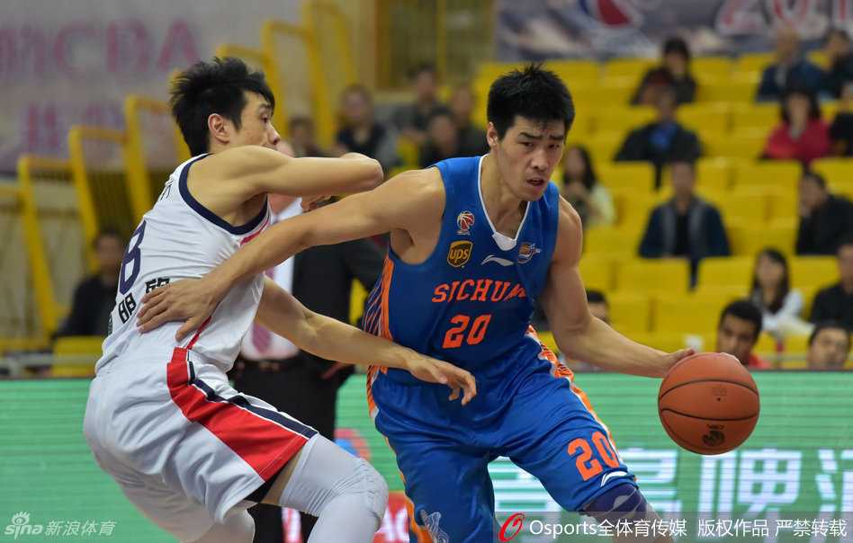 四川队外援哈达迪单手控球，脸上写满从容与霸气，他正用经验调动着全队的进攻，犹如一位指挥若定的将军。