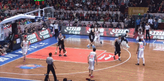 郭艾伦面对防守悍将，在身体完全失衡漂移的情况下，依然凭借超强核心力量将球稳稳投出，皮球打板入筐，淋漓尽致地展现了亚洲第一控卫的风采。