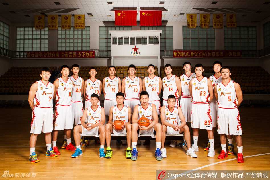 星锐赛MVP邹雨宸高举奖杯，稚嫩脸庞露出霸气笑容，身后是闪烁的聚光灯