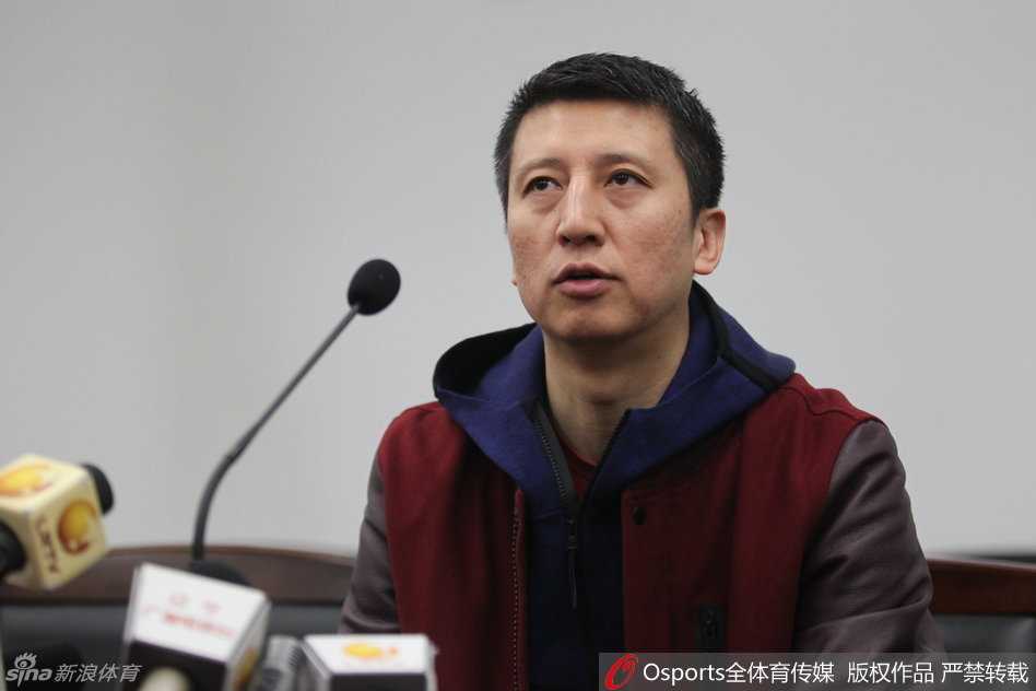 球场上，郭士强身着正装焦急地指挥着比赛，肢体语言丰富，仿佛要将内心的战术思路直接传递给场上的每一名球员。