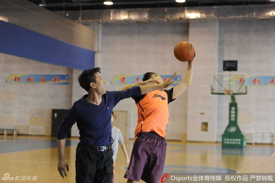 郭艾伦持球单打凯伦，凯伦压低重心全力贴防，兄弟俩在三分线外展开肌肉碰撞，谁也不让谁。