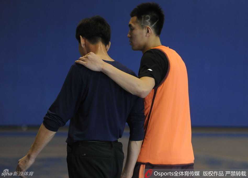 郭凯伦在训练中贴身紧逼哥哥郭艾伦，手臂缠绕手臂，展现了强悍的身体对抗能力。