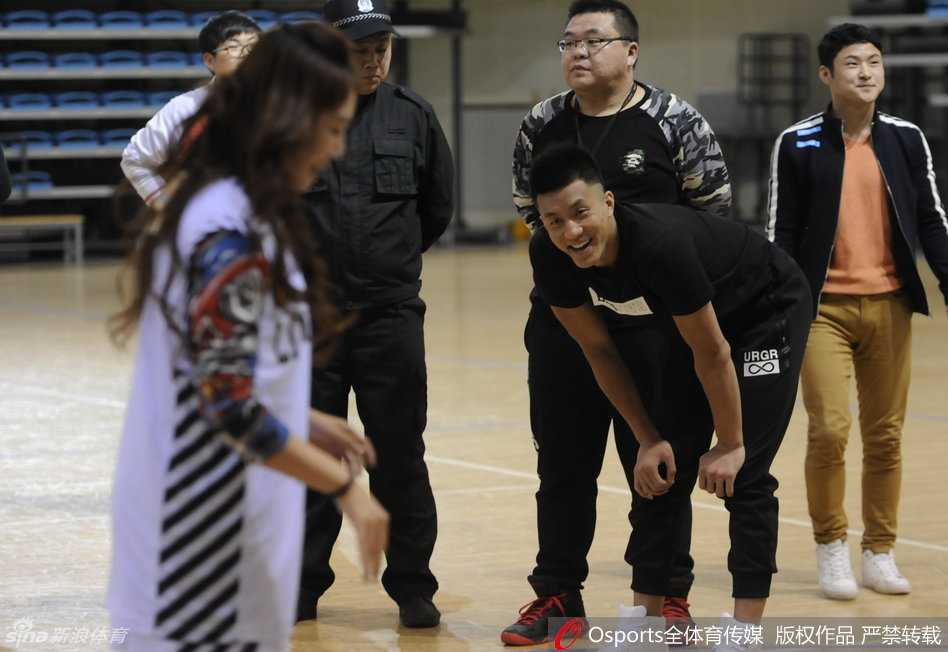 郭艾伦亮相沈阳引爆热情 与女球迷暖心互动大秀球技 郭艾伦伸了个大大的懒腰,脸上带着一丝倦意却依然挂着微笑,旁边的女粉丝们见状发出善意的笑声,眼神里满是关切与喜爱。