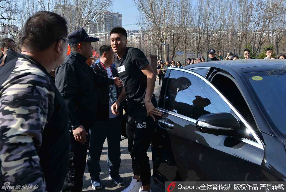 郭艾伦亮相沈阳引爆热情 与女球迷暖心互动大秀球技 活动场地周围挤满了热情的球迷,他们高举着手机和应援牌,目光齐刷刷地投向正在场中活动的郭艾伦,现场气氛热烈至极。