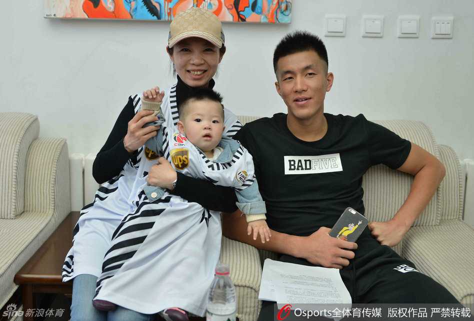 郭艾伦亮相沈阳引爆热情 与女球迷暖心互动大秀球技 在临时搭建的投篮区域前,郭艾伦正专注地凝视篮筐,他屈膝、举球、出手,动作一气呵成,周围的球迷们屏息凝视,等待着篮球空心入网的那一刻。