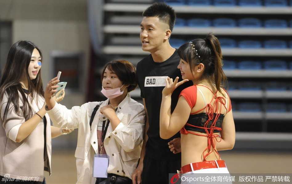 郭艾伦亮相沈阳引爆热情 与女球迷暖心互动大秀球技 郭艾伦面带微笑地站在展厅中央,身旁围绕着几位兴奋的女球迷,他微微侧身配合她们拍照,眼神中满是宠溺与温柔。