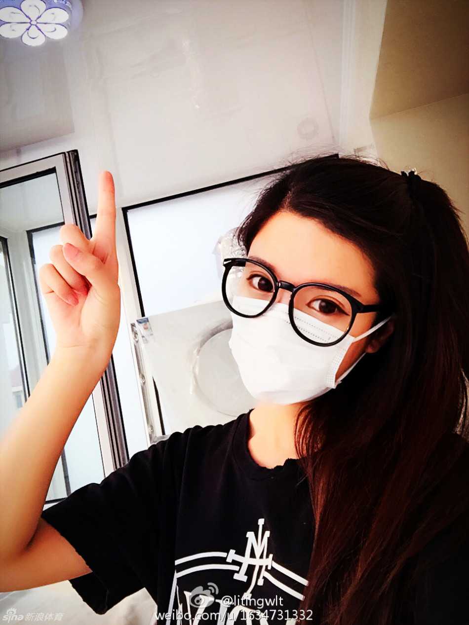 街角咖啡店的暖阳洒落，她托腮凝思，仿佛在等待一场不期而遇的浪漫。