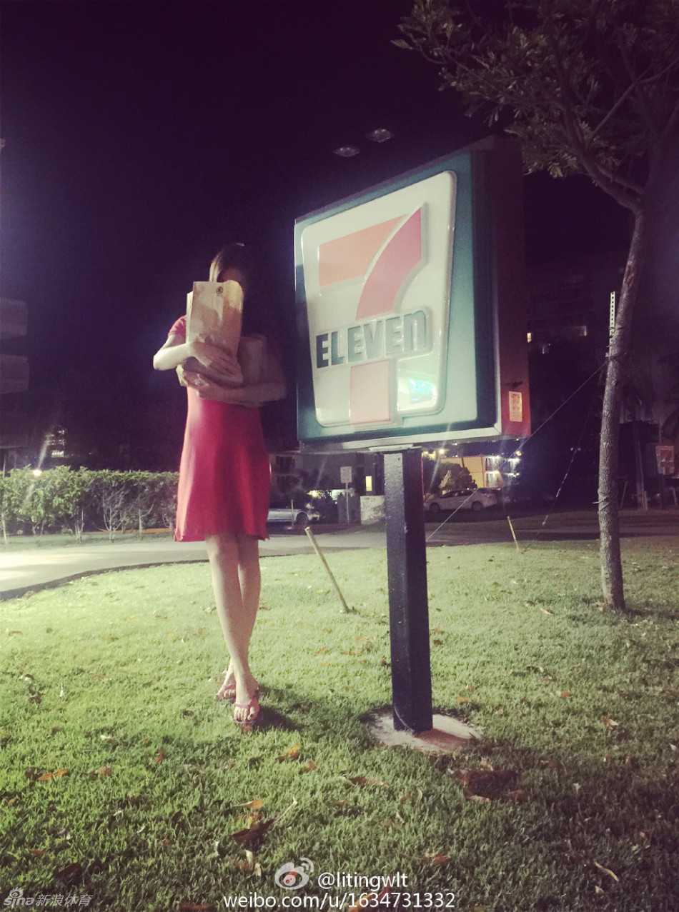 素净的白衬衫搭配随性的马尾，回眸一瞥纯净得如同邻家初长成的少女。