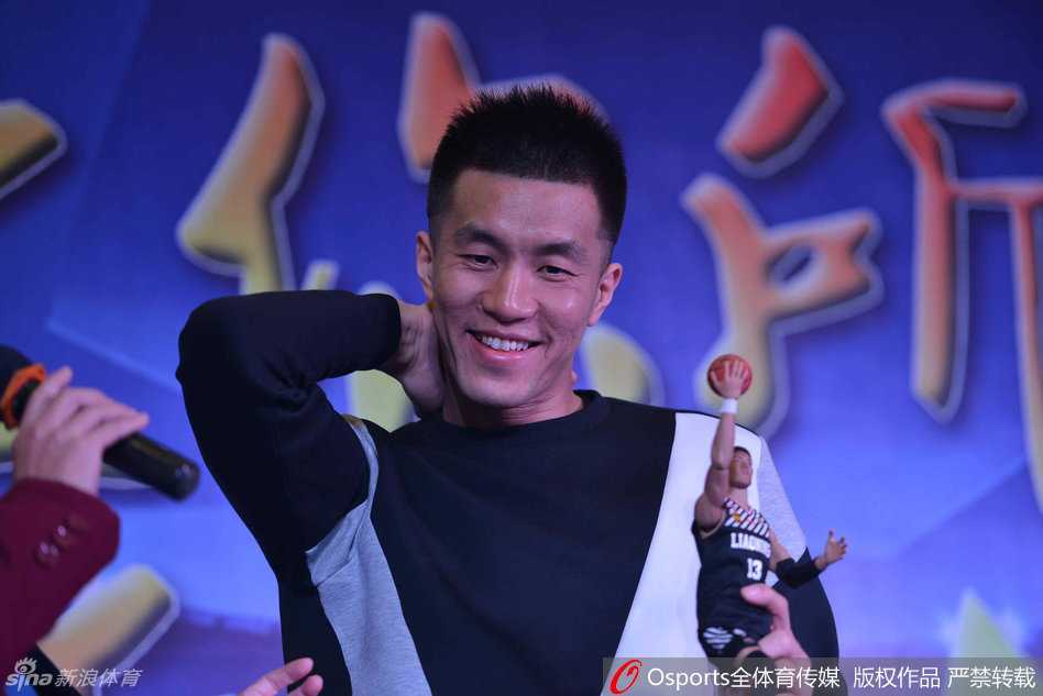 郭艾伦携父母出席签售,定制版人偶手机套尽显可爱范 郭艾伦在签售会上被主持人逗得开怀大笑,腼腆中透出大男孩的爽朗,双手微微捂住脸颊,可爱至极。