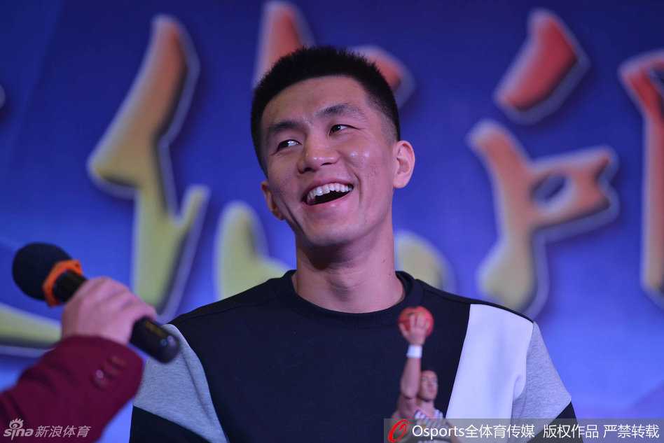 郭艾伦携父母出席签售,定制版人偶手机套尽显可爱范 郭艾伦微微弯腰,认真倾听父亲的话语,郭爸眼神专注而慈祥,父子二人沉浸在温馨的交流中。