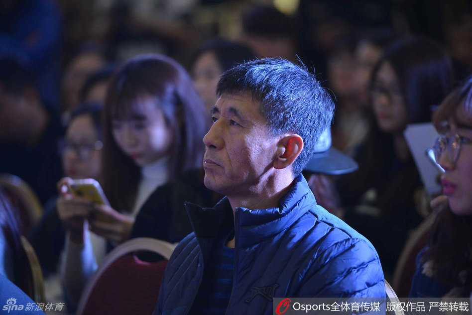 郭艾伦携父母出席签售,定制版人偶手机套尽显可爱范 郭艾伦双手捧着定制人偶手机套,凑近眼前细细打量,眼神里充满好奇与喜爱,嘴角的笑意透出满意。