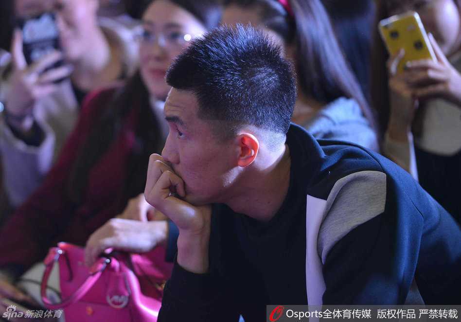 郭艾伦携父母出席签售,定制版人偶手机套尽显可爱范 郭艾伦将手机套高高举起,面向粉丝展示,脸上洋溢着俏皮的笑容,仿佛在炫耀自己的新宝贝。